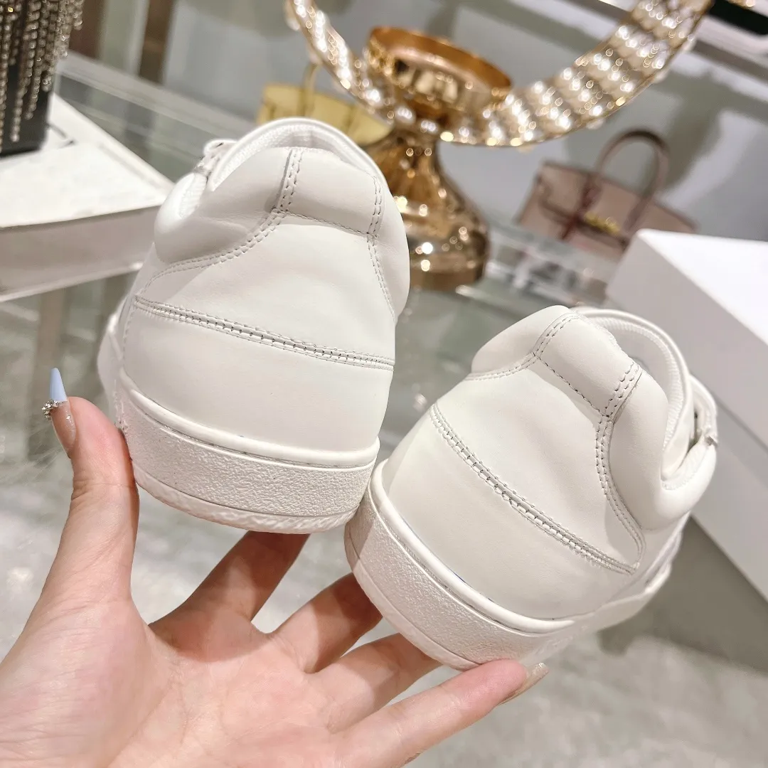 👟👟Ex-factory price 560👟👟Dior2024 new white shoes, Dior Dior Star women's sports shoes, very light summer white shoes. The upper is carefully made of imported suede, decorated with tonal suede panels, metal stars decorate the lace eyelets, and breathable mesh inside. The upper is punched and designed not to stuffy the feet. It is equipped with Christian Dior logo and thin soles. The thick sole is suitable for all seasons! Size: 35-41 (40 and 41 are customized and cannot be returned or exchanged)